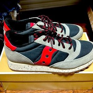 Woman’s Saucony Jazz size 8. Light gray, red and charcoal.